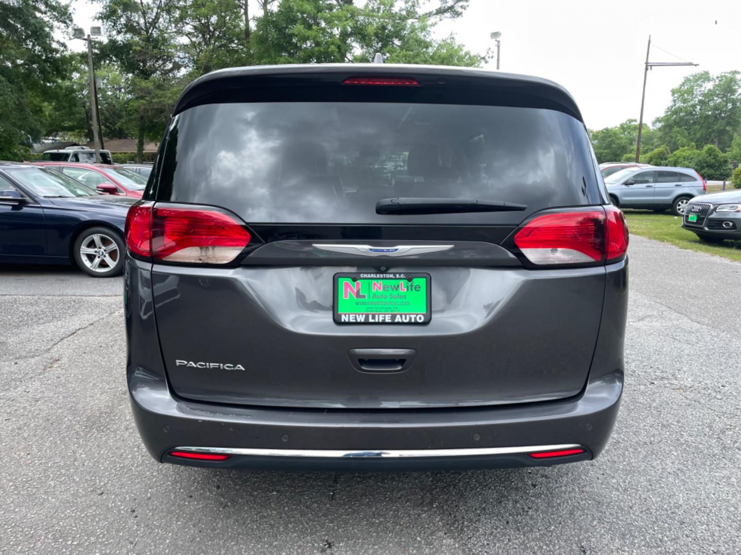 2018 GRAY CHRYSLER PACIFICA TOURING L (2C4RC1BG5JR) with an 3.6L engine, Automatic transmission, located at 5103 Dorchester Rd., Charleston, SC, 29418-5607, (843) 767-1122, 36.245171, -115.228050 - Local Trade-in with Leather, Touchscreen with Phone Connect, AM/FM/AUX/Bluetooth, Backup Camera with Top 180 View, Parking Sensors, Lane Departure Sensors, Dual Climate Control, Power Everything (windows, locks, mirrors, seats), Power Sliding Doors, Power Liftgate, Stow 'n Go Middle Row, Full Size T - Photo#5